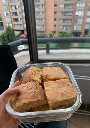 Una foto de Blondies con chips de chocolate blanco