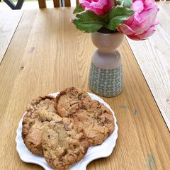 A picture of Subway chewy chocolate chip cookies.