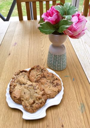 A picture of Subway chewy chocolate chip cookies.