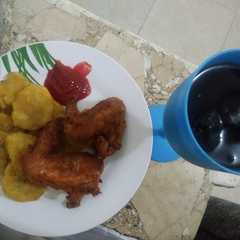 Una foto de Frito con alitas acompañado con refresco