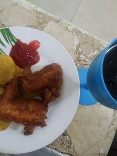 Una foto de Frito con alitas acompañado con refresco