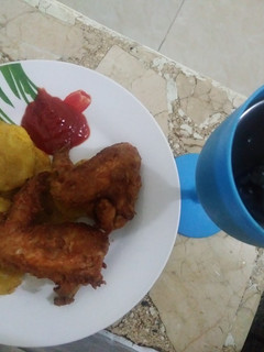 Una foto de Frito con alitas acompañado con refresco