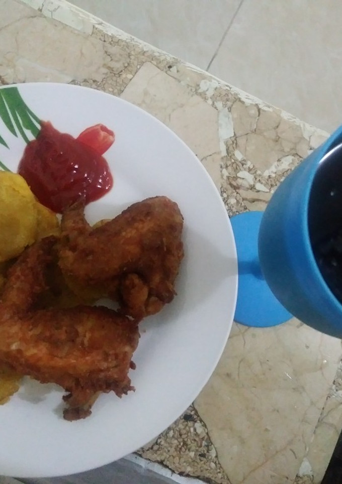 Una foto de Frito con alitas acompañado con refresco
