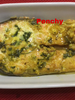 Una foto de Salmón fresco macerado al horno con curry de Madras