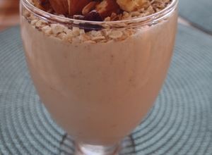 Una foto de Kéfir de plátano con frutos secos y avena
