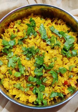 વેજીટેબલ પૌવા (Vegetable Poha Recipe In Gujarati) રેસીપી મુખ્ય ફોટો