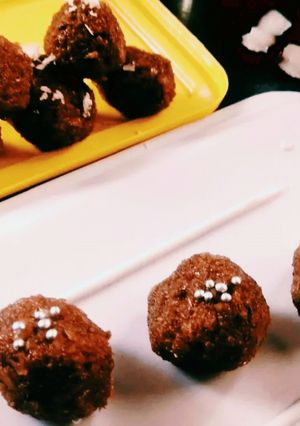 नारियल चॉकलेट लड्डू(nariyal chocolate laddu recipe in hindi) रेसिपी मुख्य फोटो