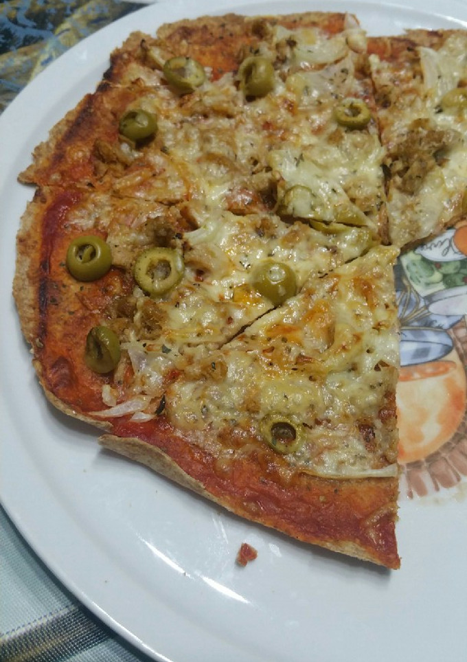 Una foto de Pizza de atún con cebolla y aceitunas
