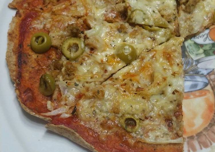Pizza de atún con cebolla y aceitunas