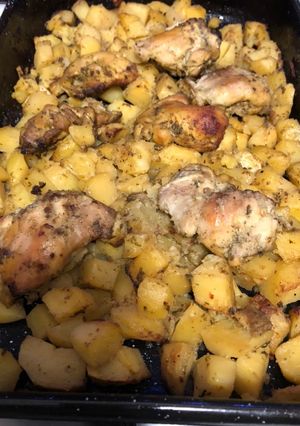 O poză a rețetei Pulpe la cuptor cu cartofi crocanți.