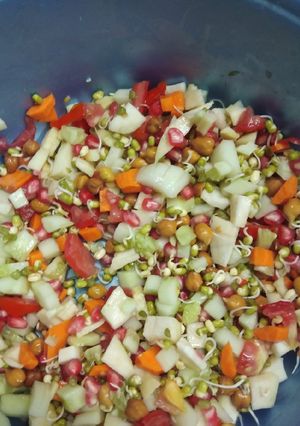 स्प्राउट्स सलाद (sprouts salad recipe in Hindi) रेसिपी मुख्य फोटो