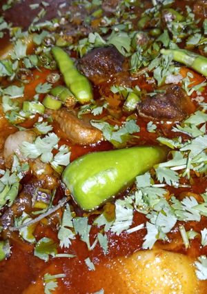 A picture of Aloo Gosht.