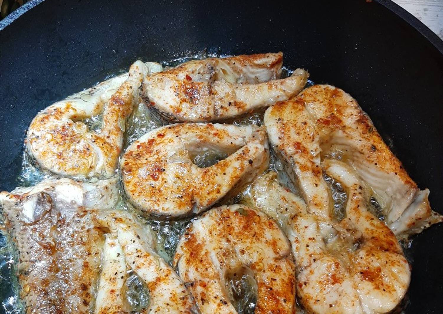 Жарить рыбу на сковороде рецепт. Жареная щука. Рыба на сковороде. Жареная рыба на сковороде. Щука на сковороде.