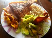 Una foto de mojarra frita de ajo