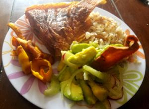 Foto principal de Mojarra frita, ensalada, arroz y chips de plátano