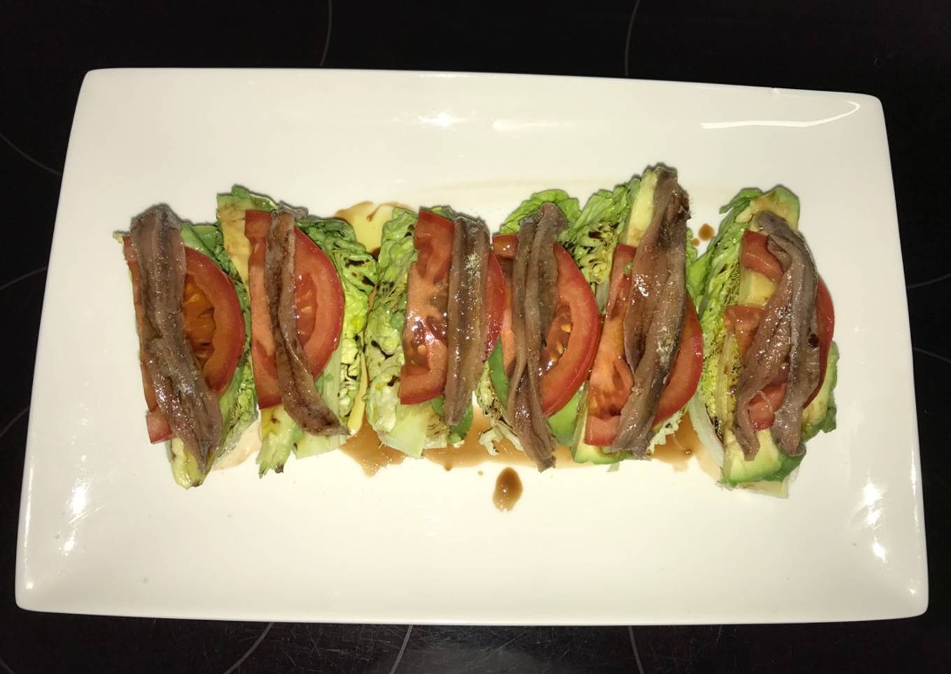 Cogollos con aguacates y anchoas al vinagre de módena