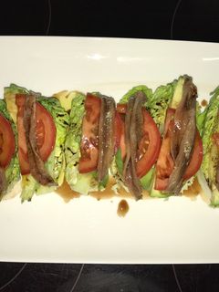 Una foto de Cogollos con aguacates y anchoas al vinagre de módena