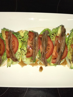 Una foto de Cogollos con aguacates y anchoas al vinagre de módena