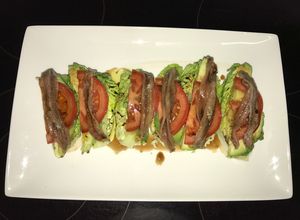 Una foto de Cogollos con aguacates y anchoas al vinagre de módena