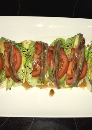 Una foto de Cogollos con aguacates y anchoas al vinagre de módena