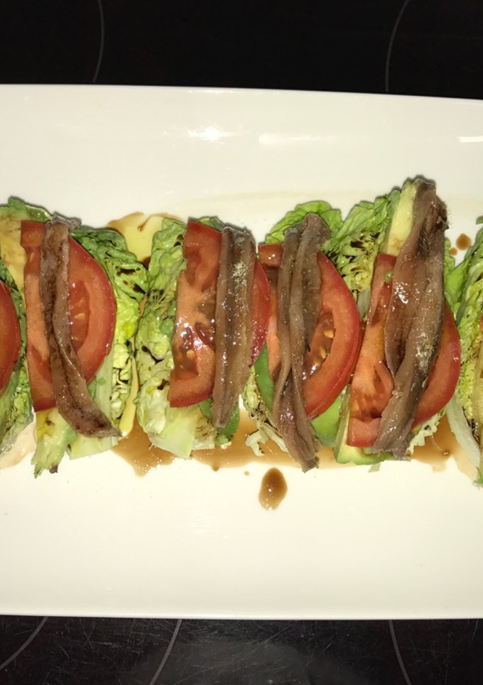 Una foto de Cogollos con aguacates y anchoas al vinagre de módena