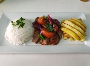 Una foto de 🇵🇪 Lomo Saltado 🇵🇪