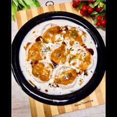 A picture of Dahi Bhalle.