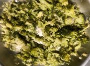 Una foto de brocoli salteado ajos