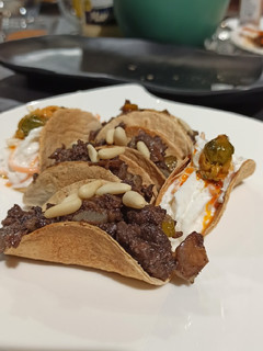 Una foto de Tartaletas de morcilla y pera caramelizada con piñones