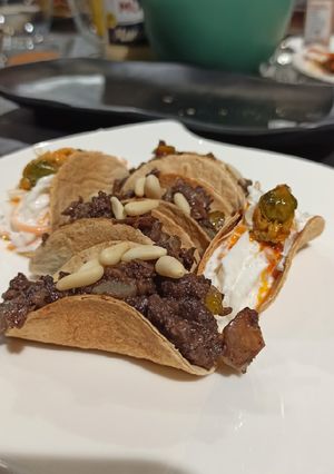 Foto principal de Tartaletas de morcilla y pera caramelizada con piñones