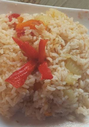 Una foto de Arroz frito con papas y zanahorias