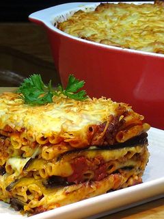 Una foto de Pastel de berenjenas con macarrones y queso