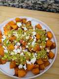 Calabaza asada con queso feta y aliño de pistacho
