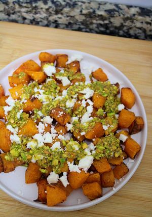 Una foto de Calabaza asada con queso feta y aliño de pistacho