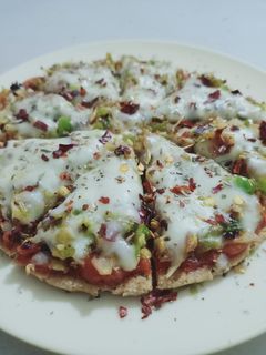 ભાખરી પીઝા (Bhakhri Pizza Recipe in Gujarati) રેસીપી મુખ્ય ફોટો