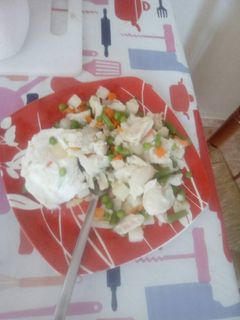 Una foto de Revuelto de merluza, verduras y huevo