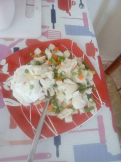 Una foto de Revuelto de merluza, verduras y huevo