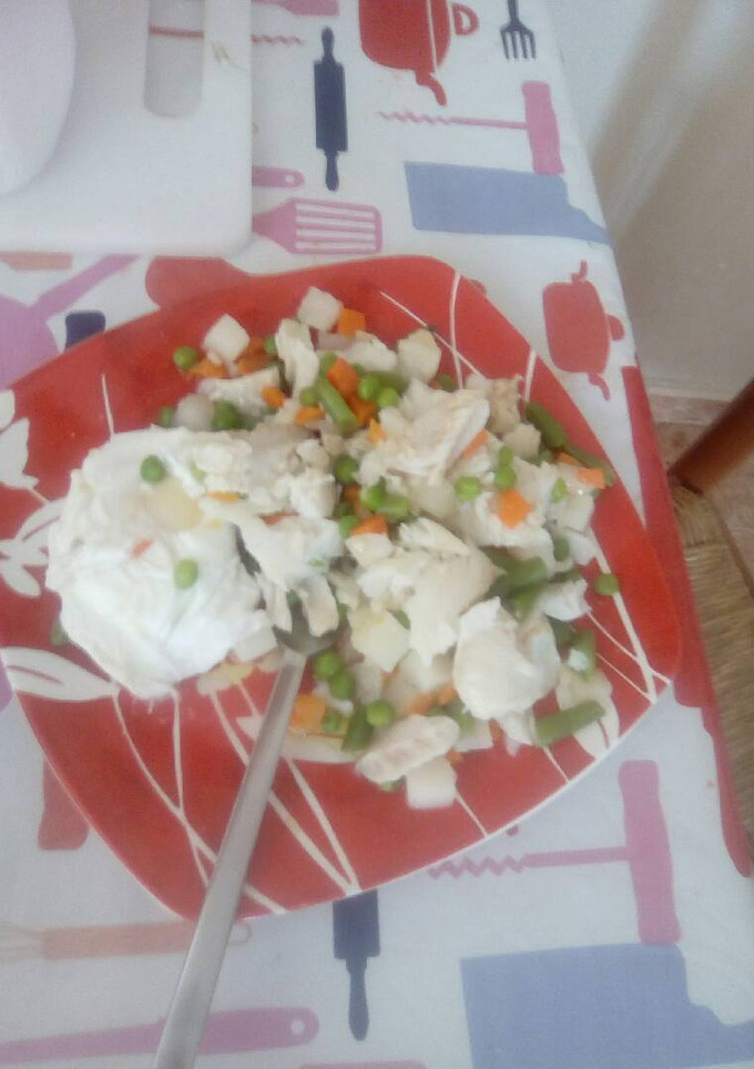 Una foto de Revuelto de merluza, verduras y huevo