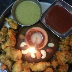 A picture of Pakode aur haluwa.
