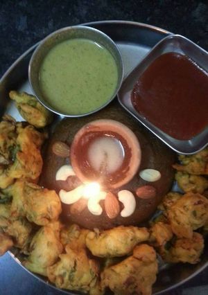 A picture of Pakode aur haluwa.