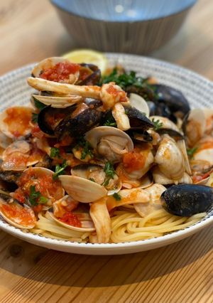A picture of Mussels Pasta with tomato sauce.