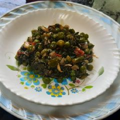 A picture of Matar palak dry sabji (green peas and spinach dry bhaji).