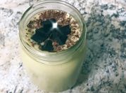 Una foto de licuado de banana con proteína