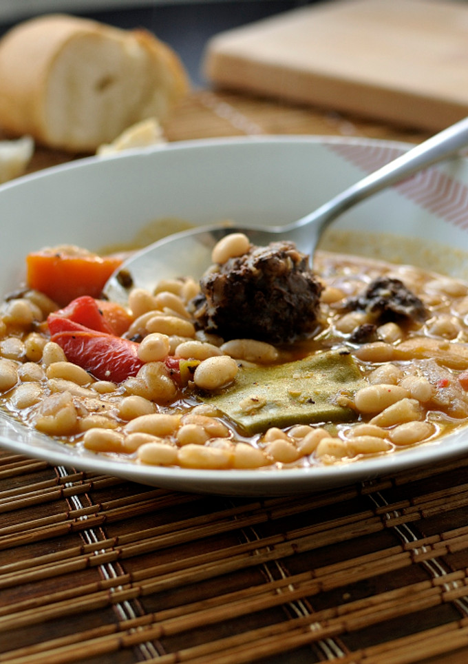 Una foto de Alubias blancas con verduras y morcilla