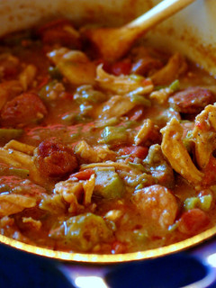 Una foto de Gumbo de Pollo Pirata