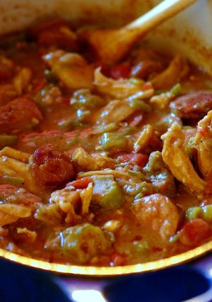 Una foto de Gumbo de Pollo Pirata