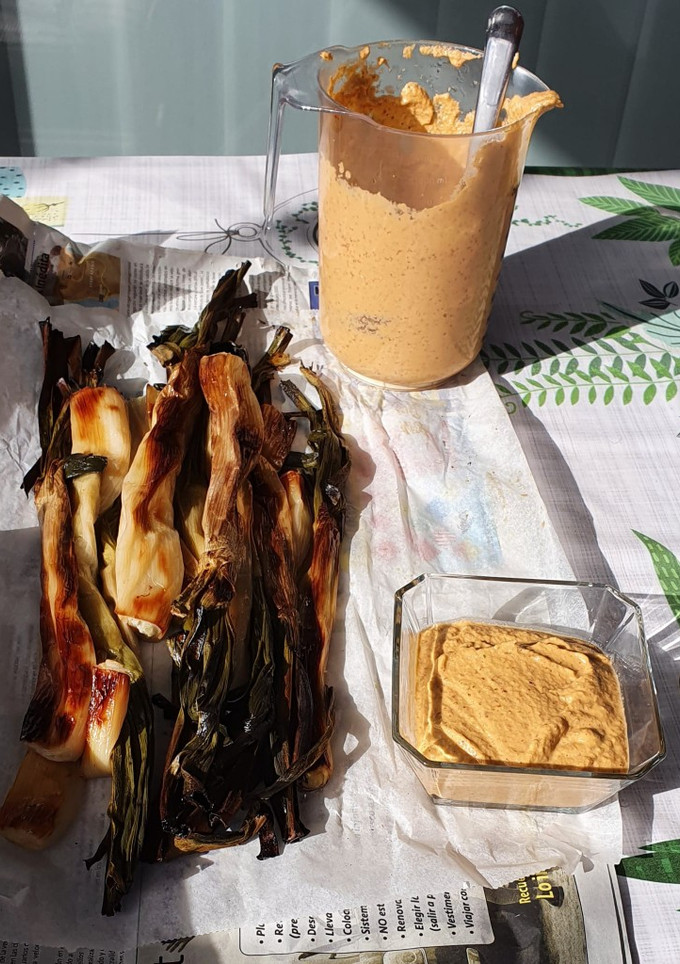 Una foto de Salsa para calçots