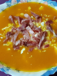 Una foto de Puré de calabaza y zanahoria con huevo y jamón (aprovechamiento)