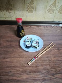 Una foto de Sushi de salmón y aguacate