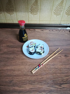 Una foto de Sushi de salmón y aguacate